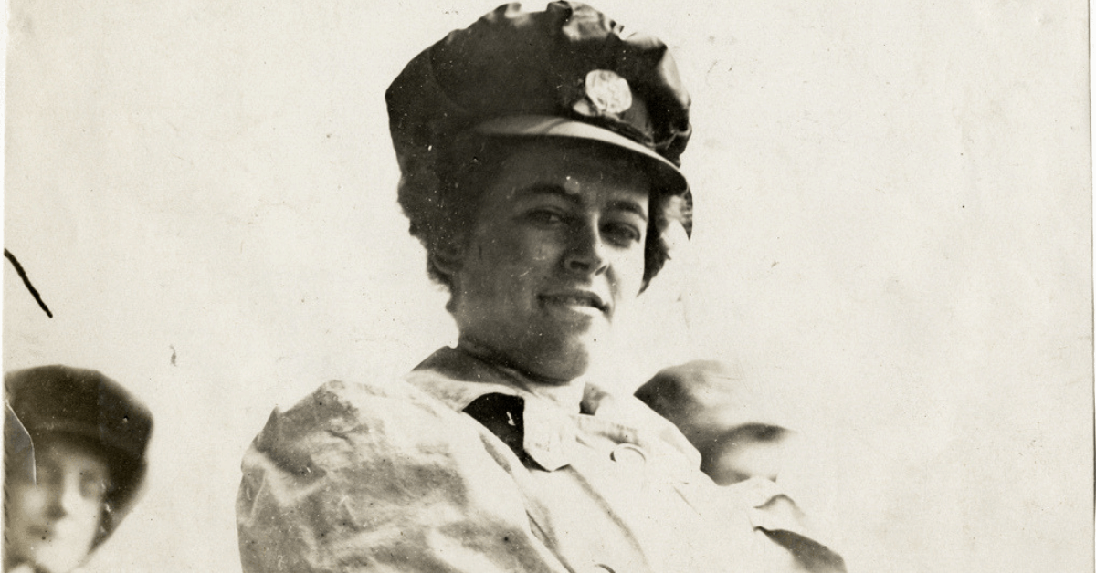 Close-up view of driver Alice Ramsey in 1909. Image credit: Courtesy of the National Automotive History Collection, Detroit Public Library