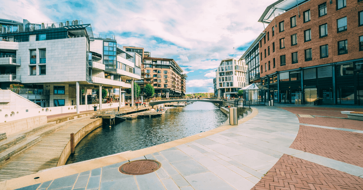 Aker Brygge is a popular area for shopping, dining, and entertainment. Image credit: Ryhor Bruyeu/iStock