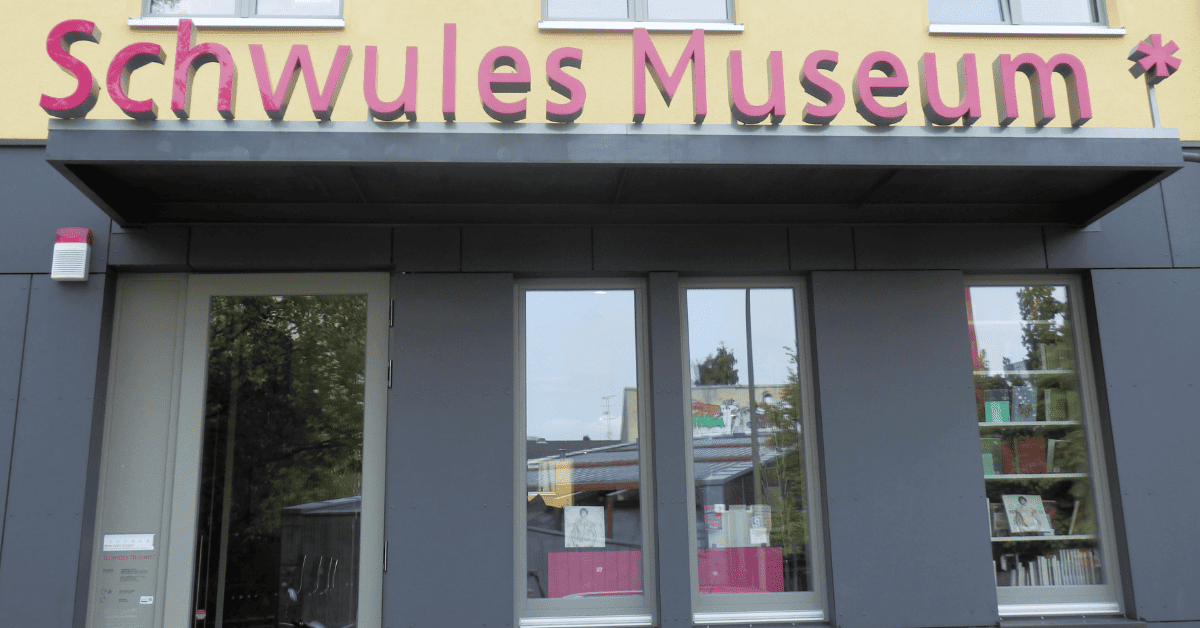 a building with a sign that says schwules museum.